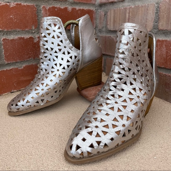🆕Musse & Cloud Silver Leather Cutout Booties Sz 6 - Picture 3 of 13